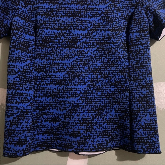 Vince Camuto Geometric Print Short Sleeve Round Neck Tee Shirt Blue Black - Picture 3 of 9